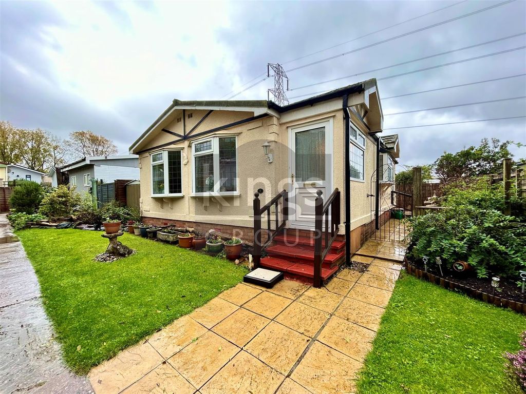2 bed mobile/park home for sale in Breach Barns Lane, Waltham Abbey EN9
