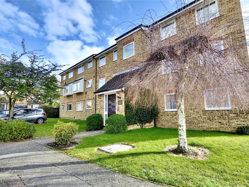 2 bed flat to rent in Aylsham Drive, Ickenham UB10, £1,450 pcm Zoopla