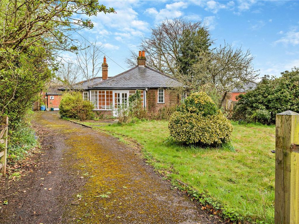 3 bed bungalow for sale in East Lane, Chieveley, Newbury, Berkshire