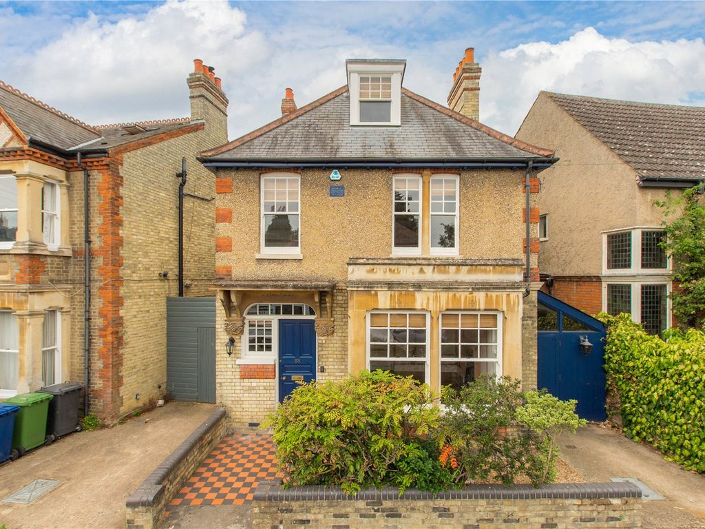 Chesterton Hall Crescent, Cambridge CB4  