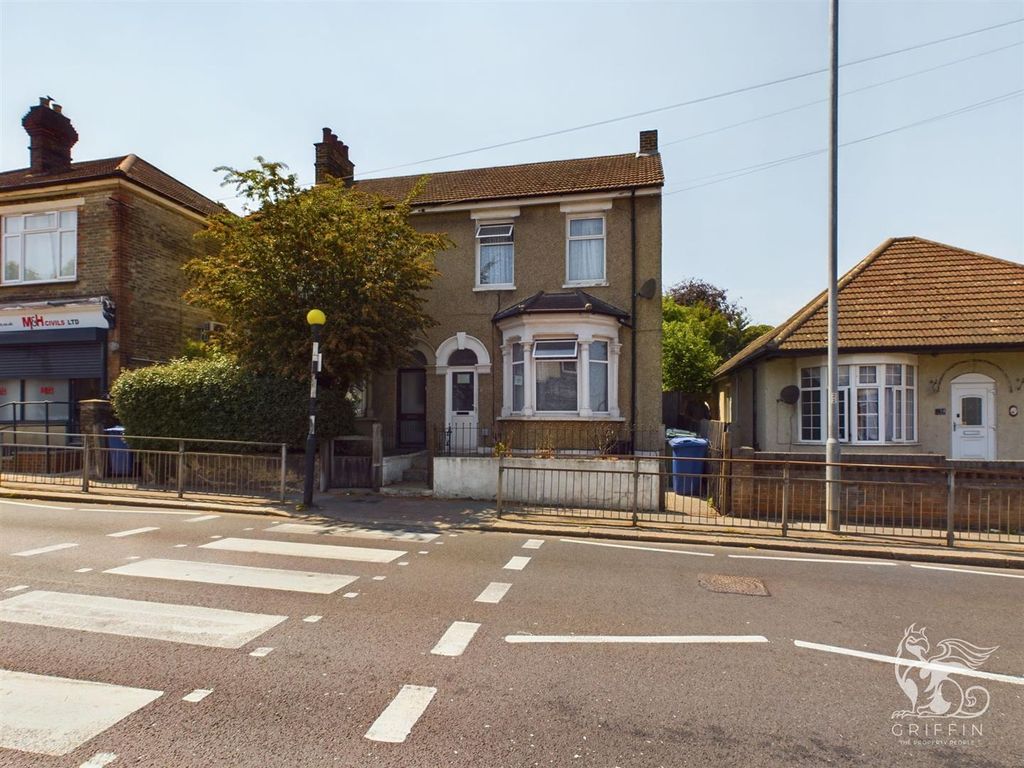 3 bed property for sale in Southend Road, Grays RM17 Zoopla