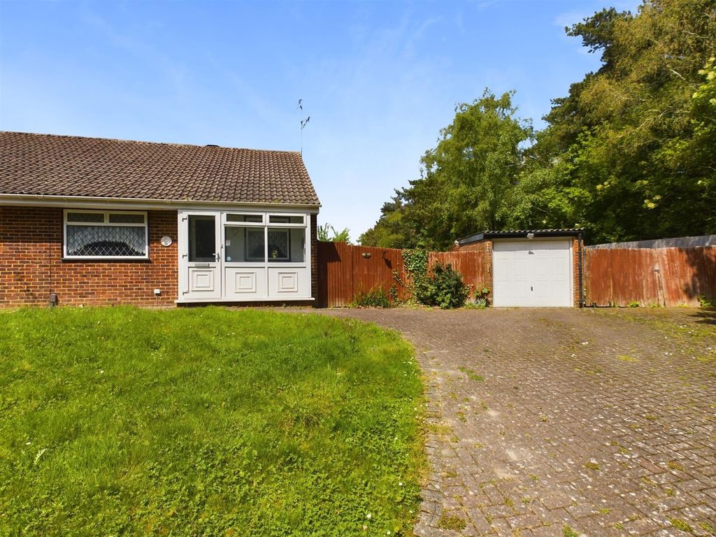 2 bed bungalow for sale in Hocken Mead, Pound Hill, Crawley RH10, £