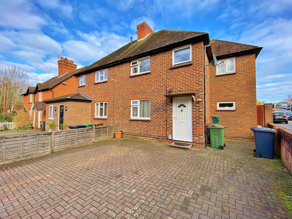 3 bed semidetached house to rent in Merrow Lane, Guildford, Surrey GU4