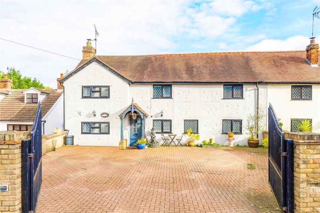 4 bed semidetached house for sale in Epping Road, Nazeing, Waltham