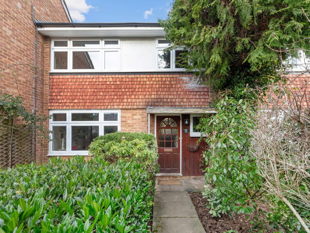 3 bed detached house for sale in Fontwell Close, Harrow HA3, £475,000