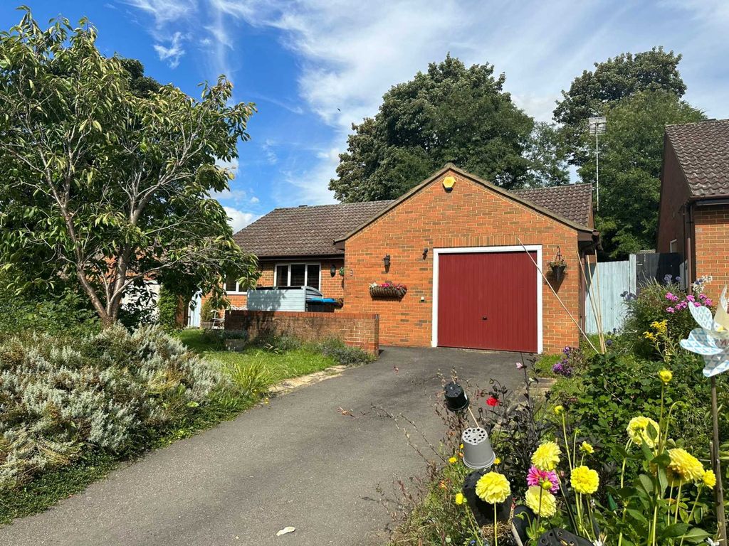 2 bed detached bungalow for sale in Asplands Close, Woburn Sands