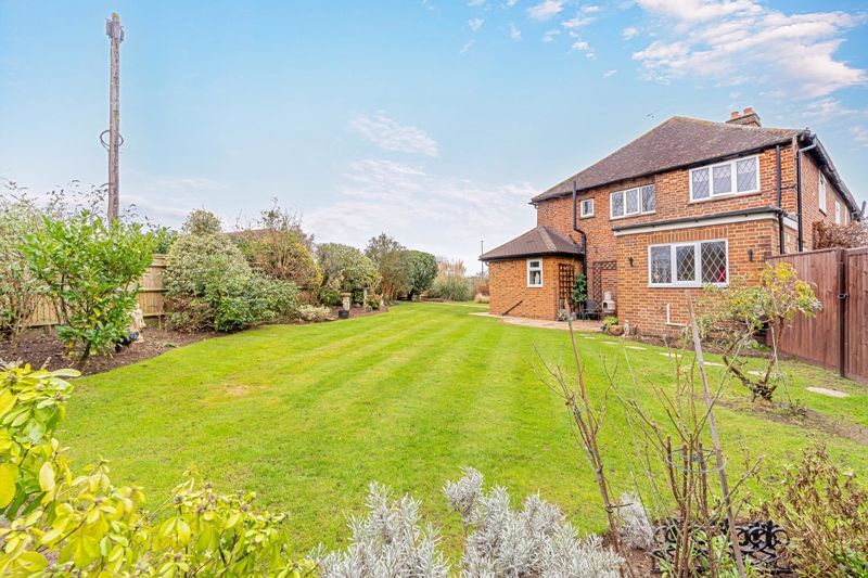 3 bed semidetached house to rent in Walton Lane, Shepperton TW17, £