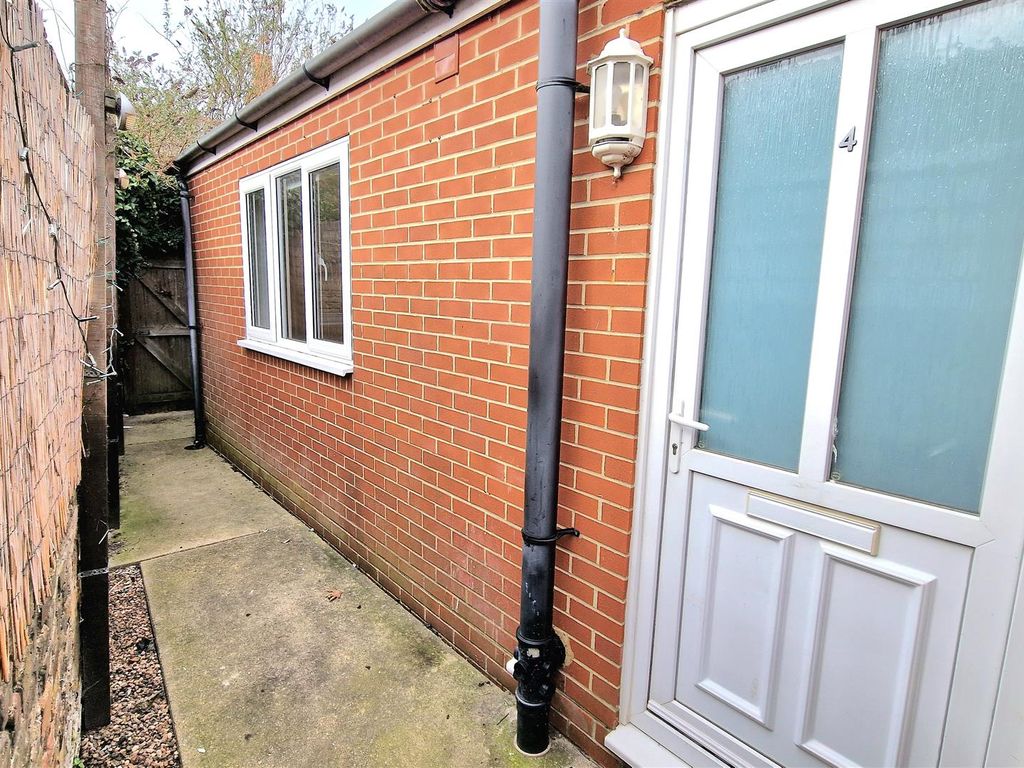 2 bed flat for sale in Cornwall Gardens, Cliftonville, Margate CT9, £