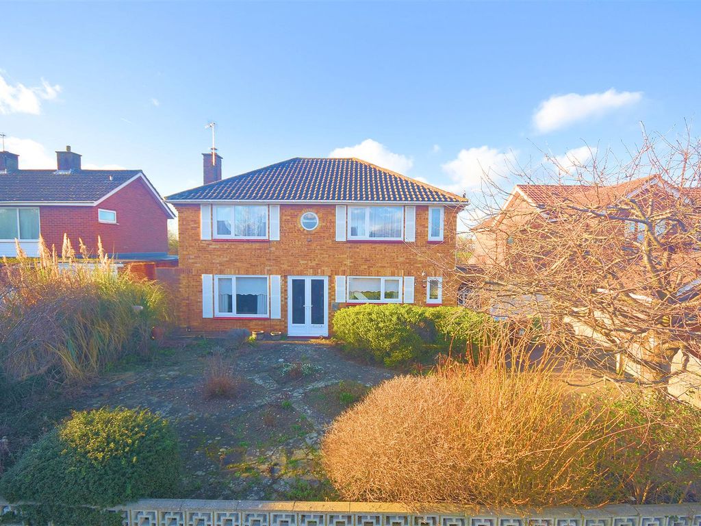 3 bed detached house for sale in Northumberland Avenue, Aylesbury HP21