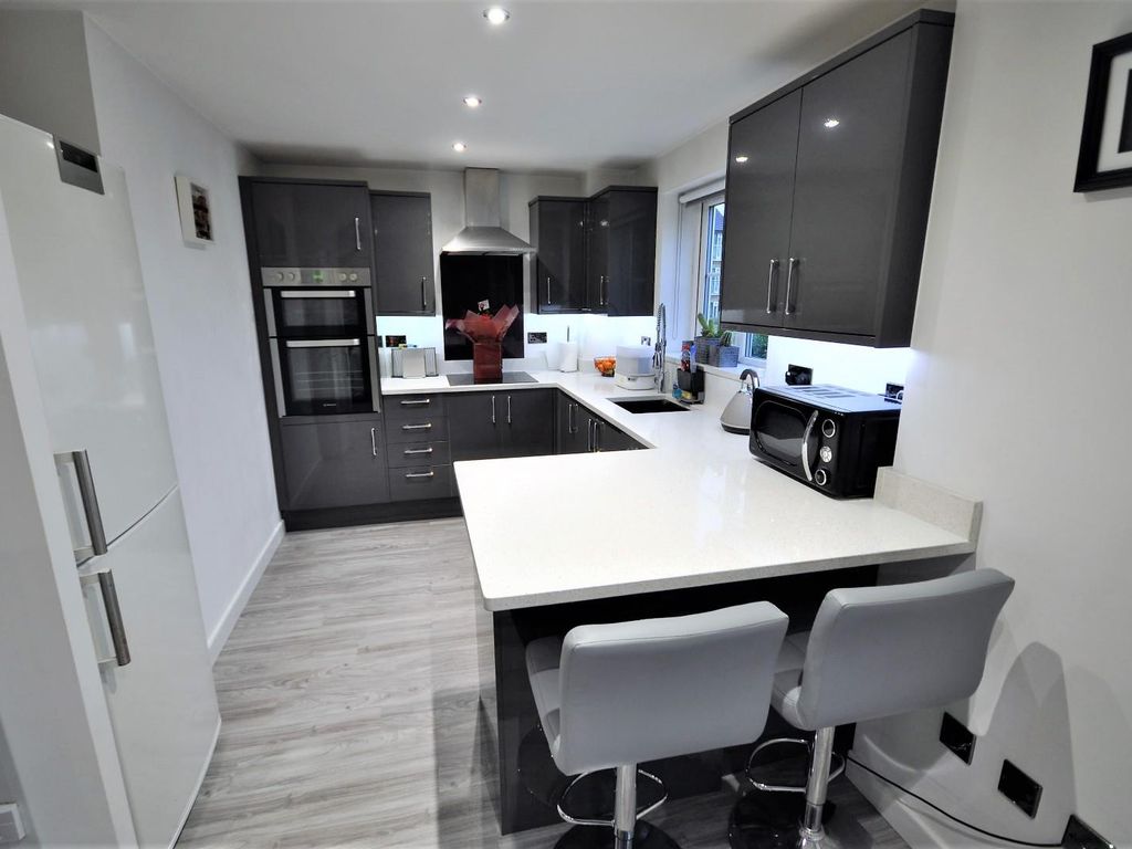 2 bed flat for sale in Harlech Road, Abbots Langley WD5, £295,000 Zoopla