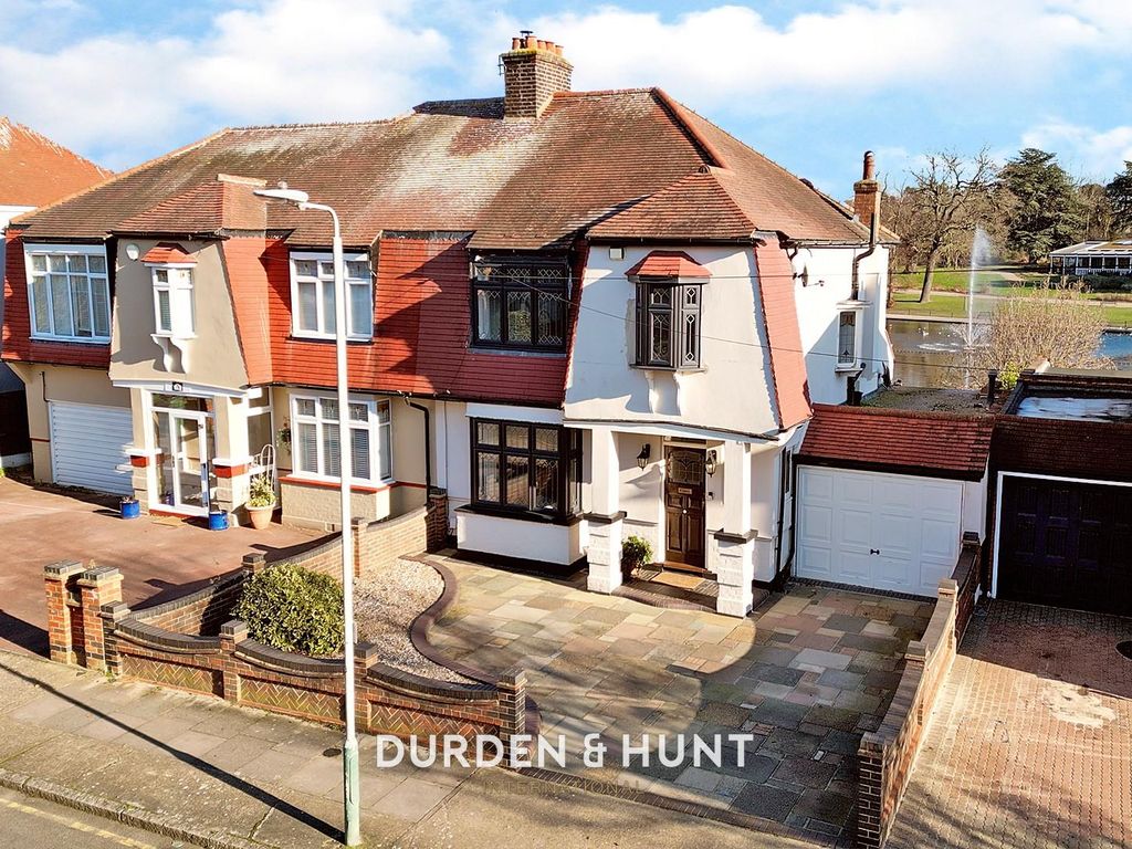 3 bed semidetached house for sale in Lake Rise, Romford RM1, £850,000