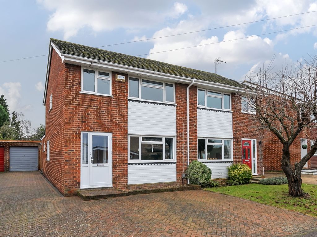 3 bed semidetached house for sale in Casstine Close, Hextable, Swanley