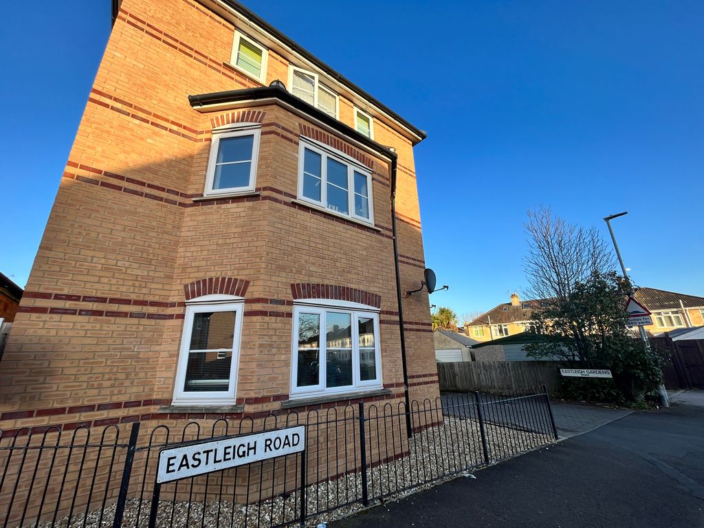 2 bed flat to rent in Eastleigh Road, Taunton TA1 Zoopla