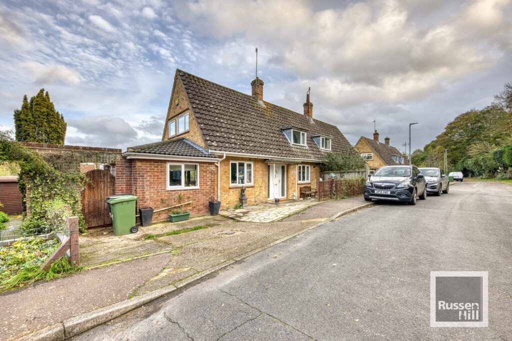 3 bed semidetached house for sale in Linalls Drive, Costessey, Norwich