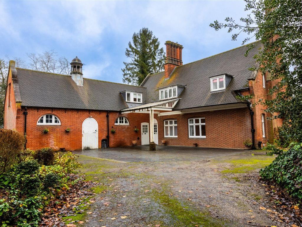 4 bed detached house for sale in London Road, Tonbridge TN10, £