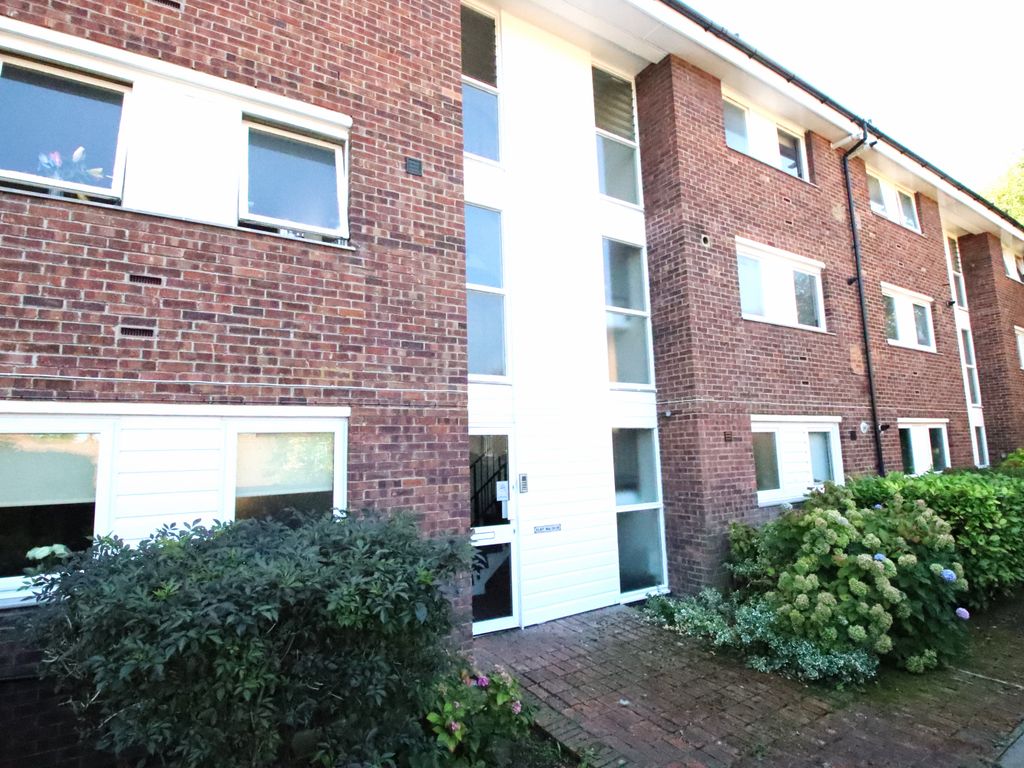 2 bed flat to rent in Invicta Close, Chislehurst BR7, £1,650 pcm Zoopla