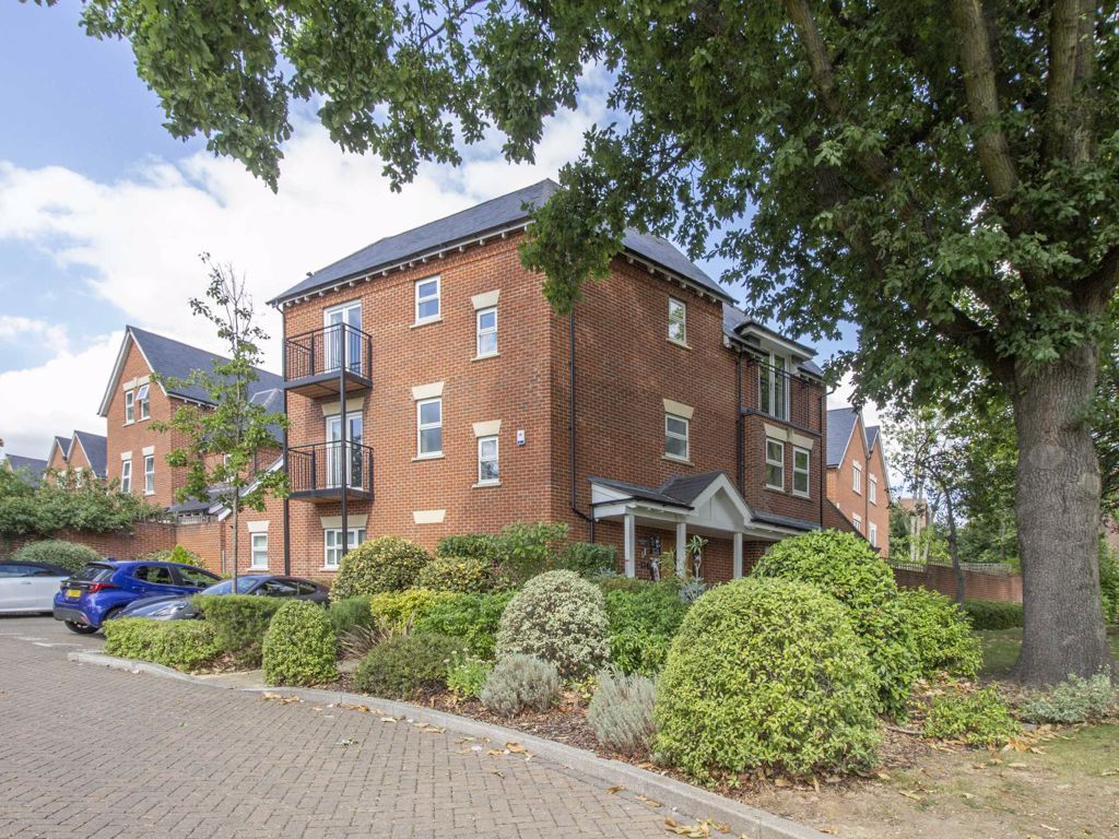 5 bed property to rent in Henry Darlot Drive, Inglis Barracks, London