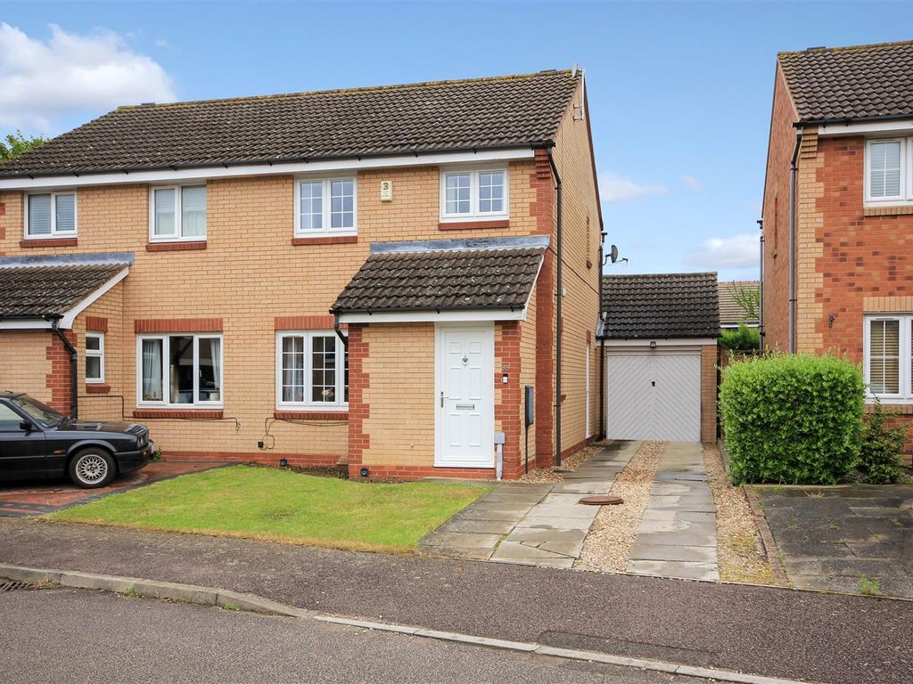 3 bed semidetached house for sale in Betony Walk, Rushden NN10, £