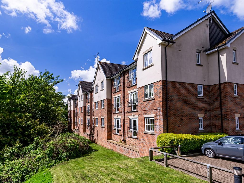 2 bed flat for sale in Addison Court, Epping CM16 - Zoopla 2 bed flat in brighton