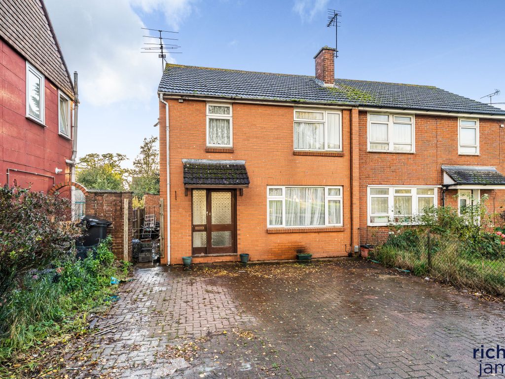 3 bed semidetached house for sale in Marlowe Avenue, Walcot, Swindon