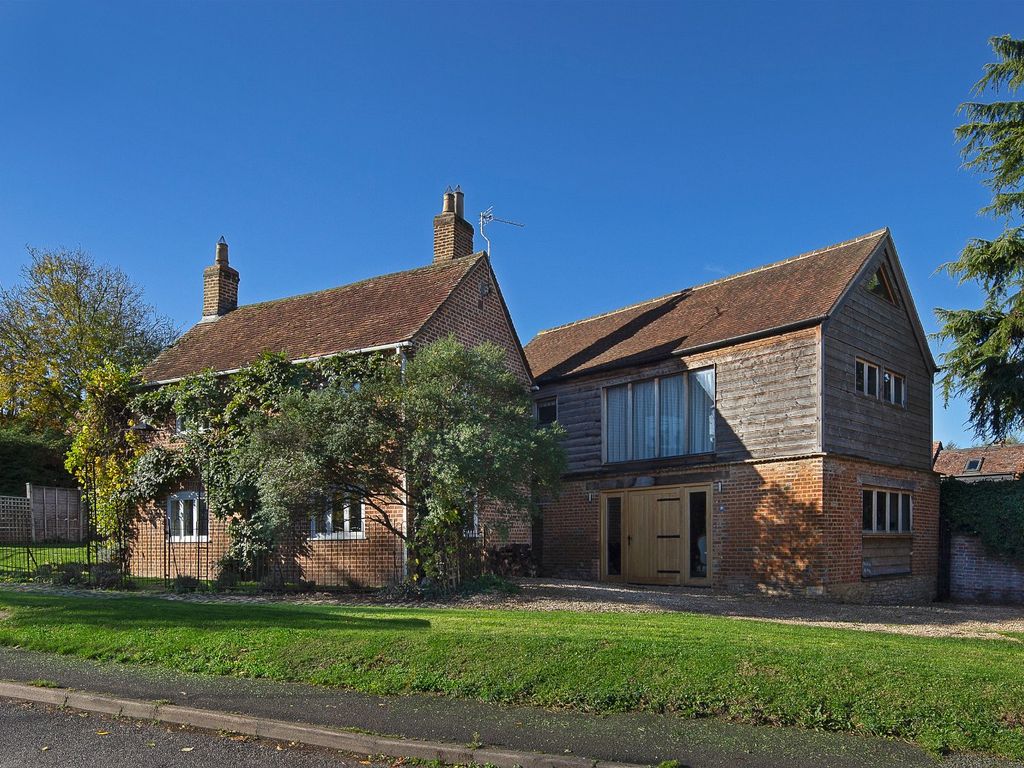 5 bed detached house for sale in Back Street, Tetsworth, Thame