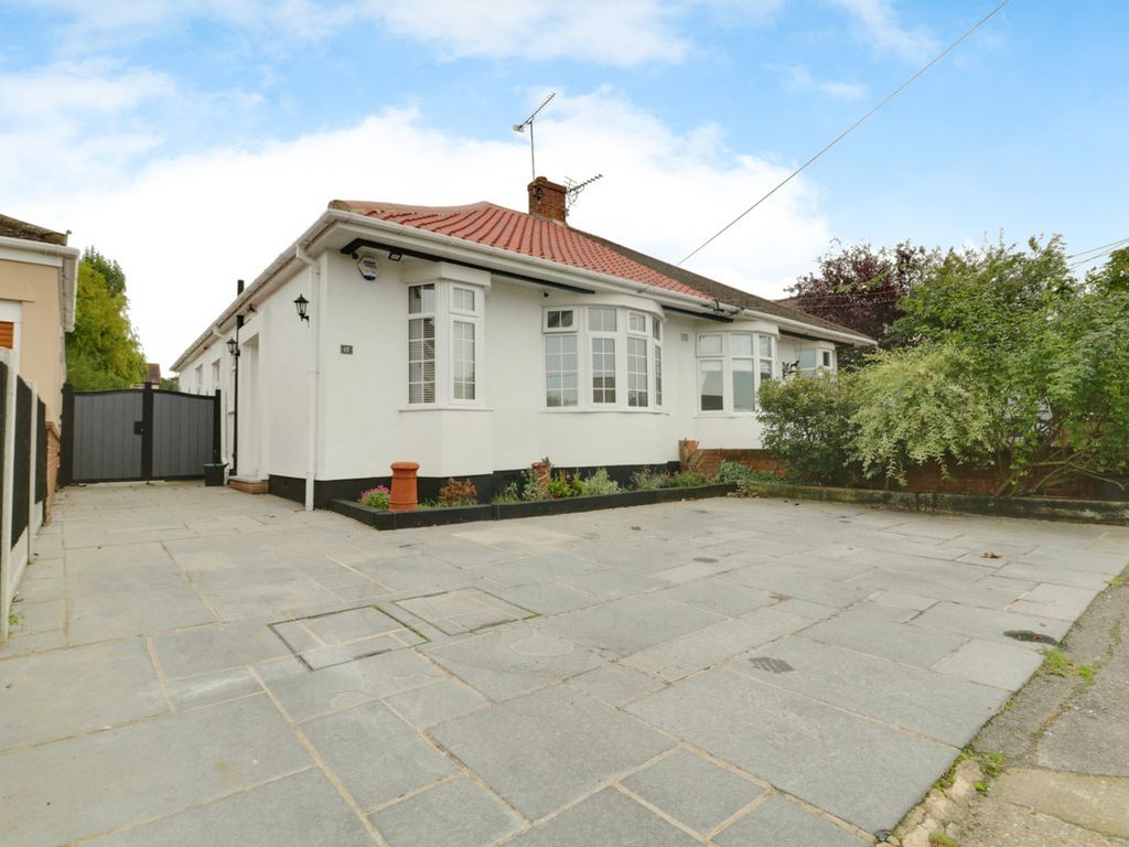 3 bed bungalow to rent in Hall Farm Road, Benfleet SS7, £1,850 pcm Zoopla