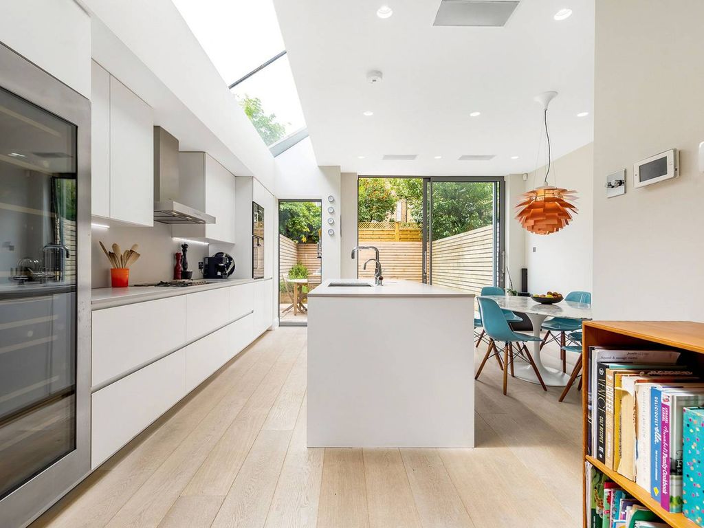 5 bed terraced house to rent in Osward Road, Wandsworth Common, London