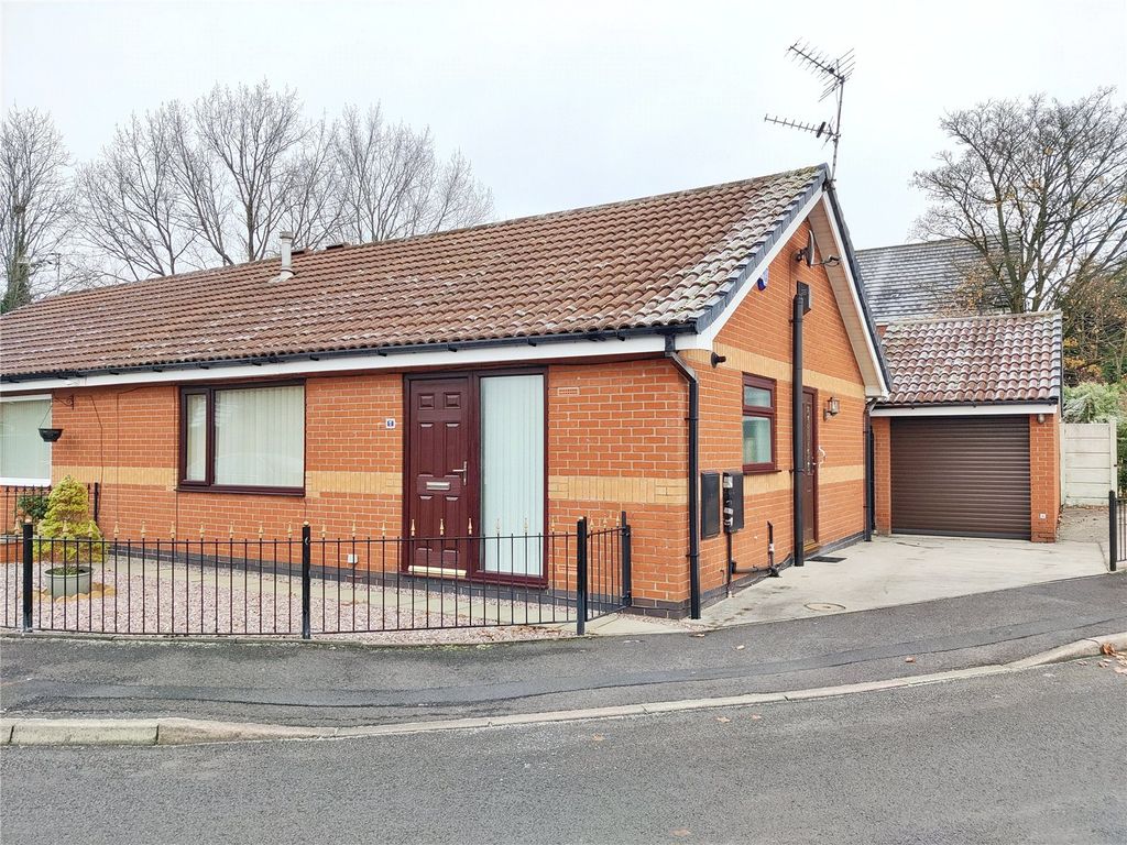 2 bed semidetached bungalow for sale in Mills Farm Close, Oldham