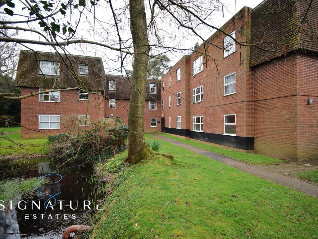 1 bed flat for sale in Windsor Close, Bovingdon, Hemel Hempstead HP3
