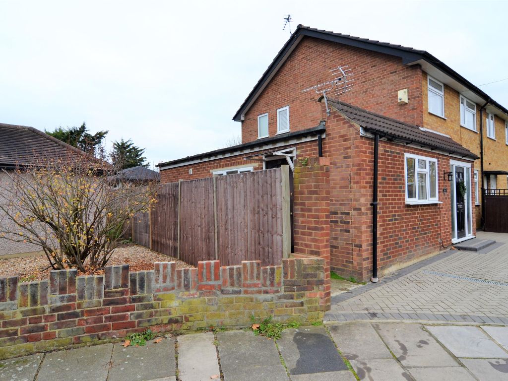 Studio to rent in Chase Gardens, Twickenham, UK TW2 Zoopla