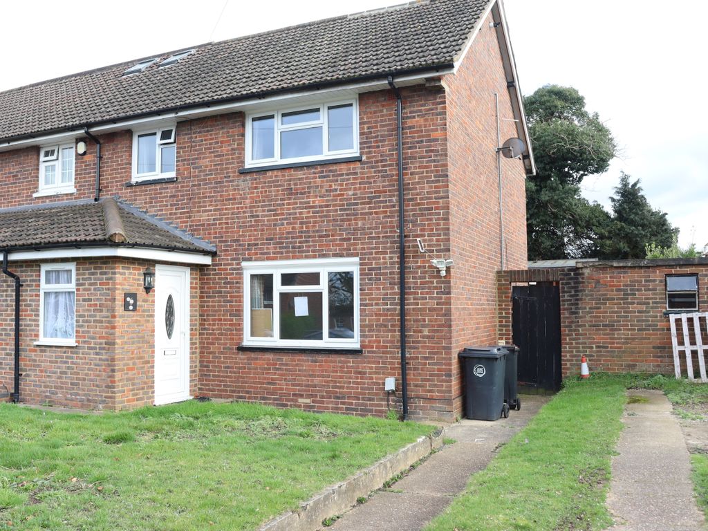 3 bed end terrace house to rent in Beaufort Road, Woking GU22, £2,200