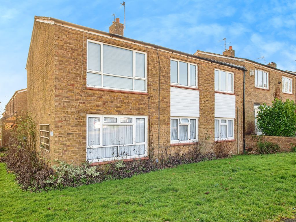 2 bed for sale in Graveley Court, Hemel Hempstead HP2, £