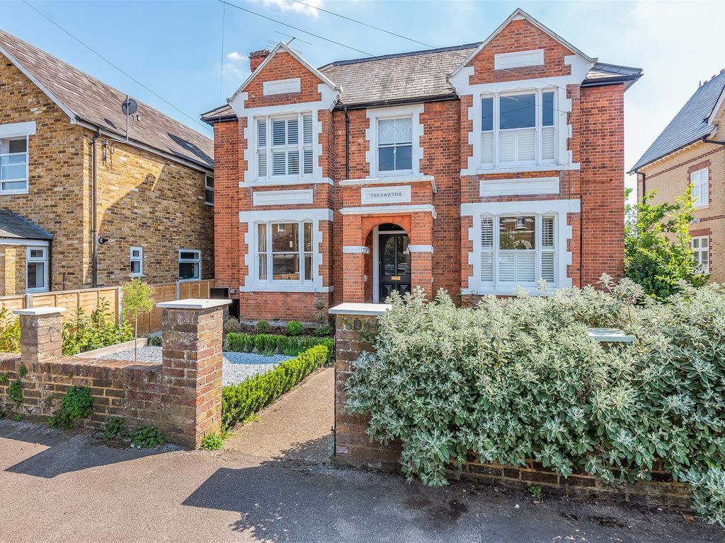 2 bed flat to rent in Frances Road, Windsor SL4, £3,000 pcm Zoopla