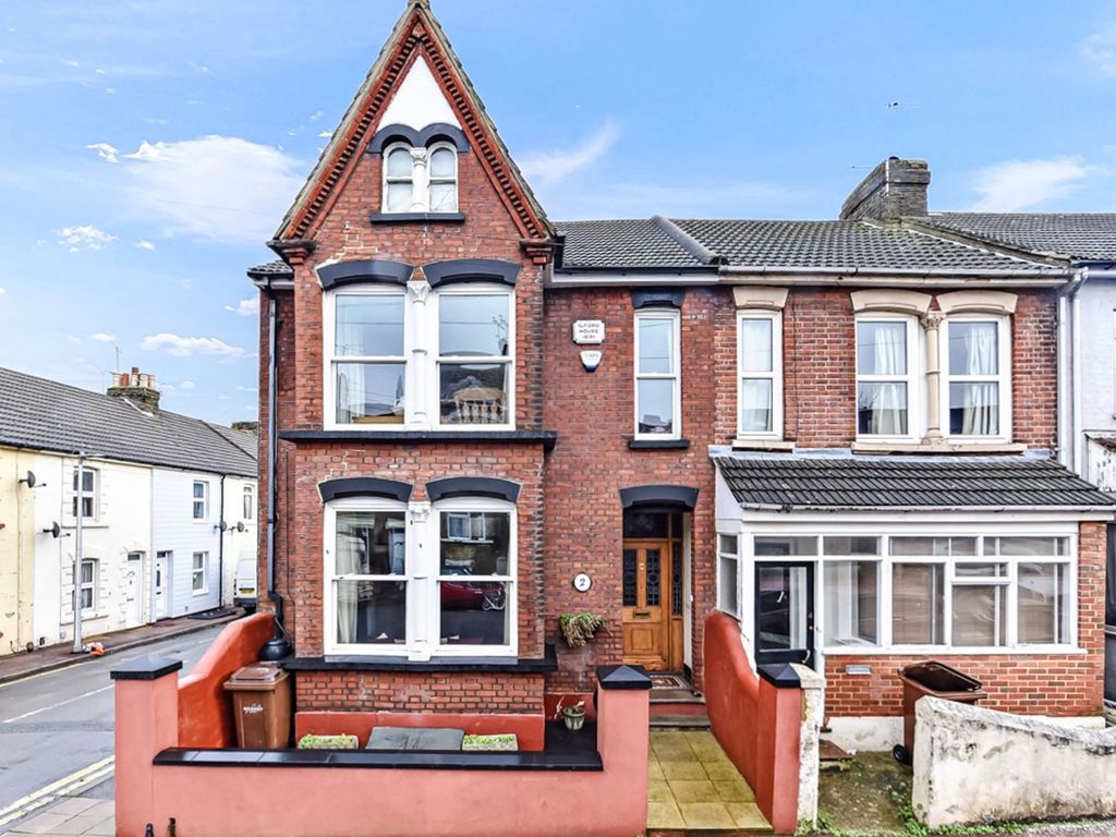 4 bed end terrace house for sale in College Avenue, Gillingham