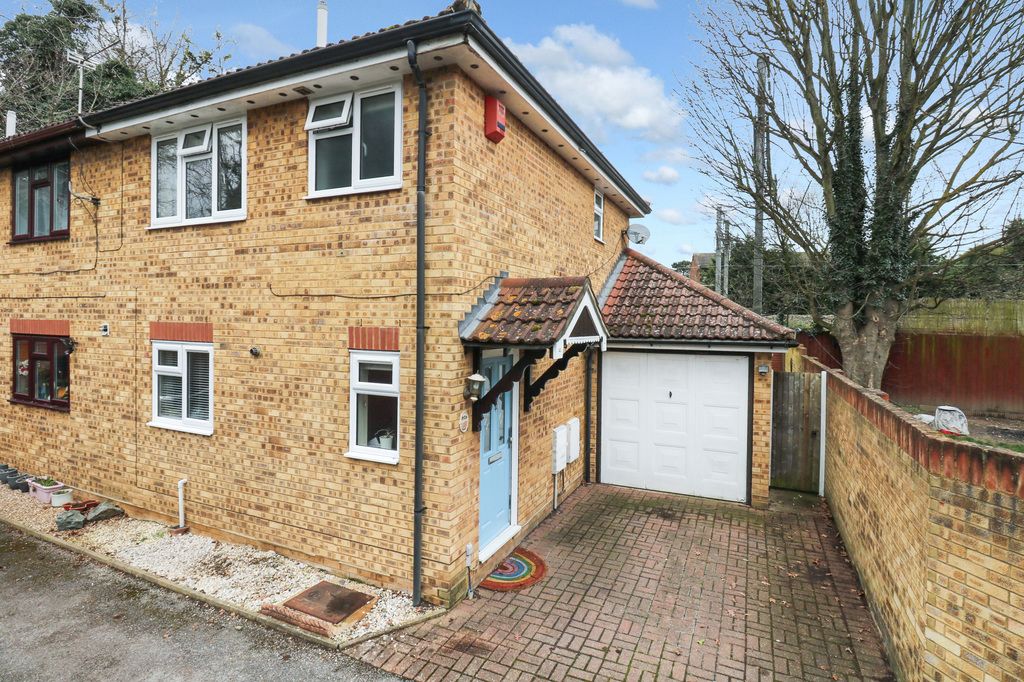 2 bed semidetached house for sale in Stanhope Road, Burnham, Berkshire