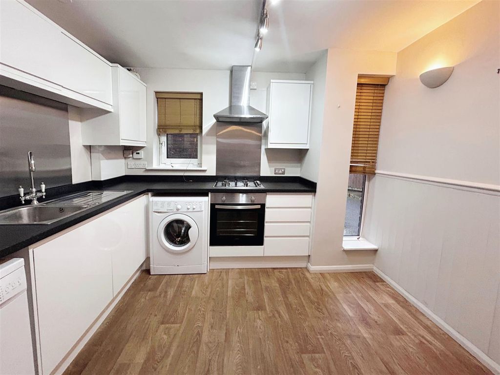 1 bed flat to rent in Farnham Gardens, London SW20, £1,400 pcm Zoopla