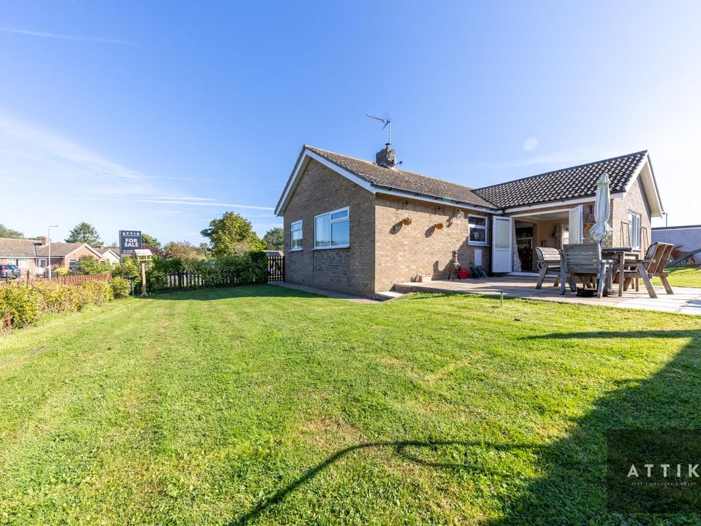 4 bed detached bungalow for sale in Hemmant Way, Gillingham, Beccles