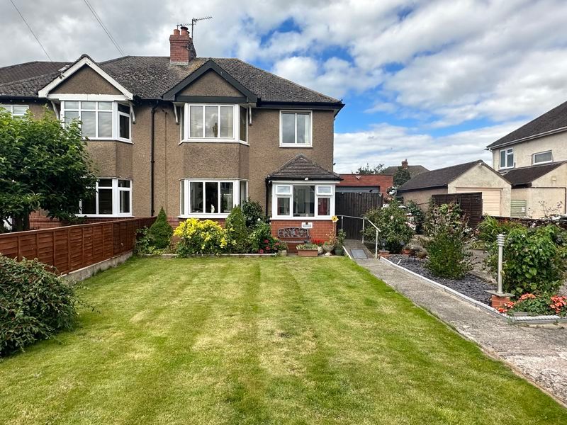 3 bed semidetached house for sale in Lyndhurst Avenue, Hereford HR1, £