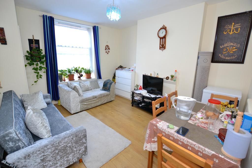 1 bed flat for sale in Shadwell Gardens, Shadwell, London E1, £260,000