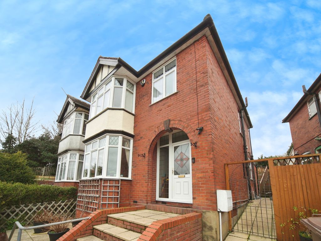3 bed semidetached house for sale in Road, Luton LU2, £425,000