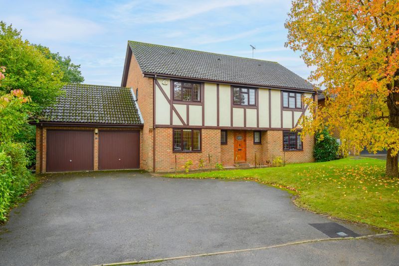 5 bed detached house for sale in Berrington Drive, East Horsley