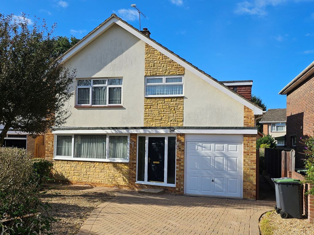 4 bed detached house for sale in Lavant Close, Waterlooville PO8, £