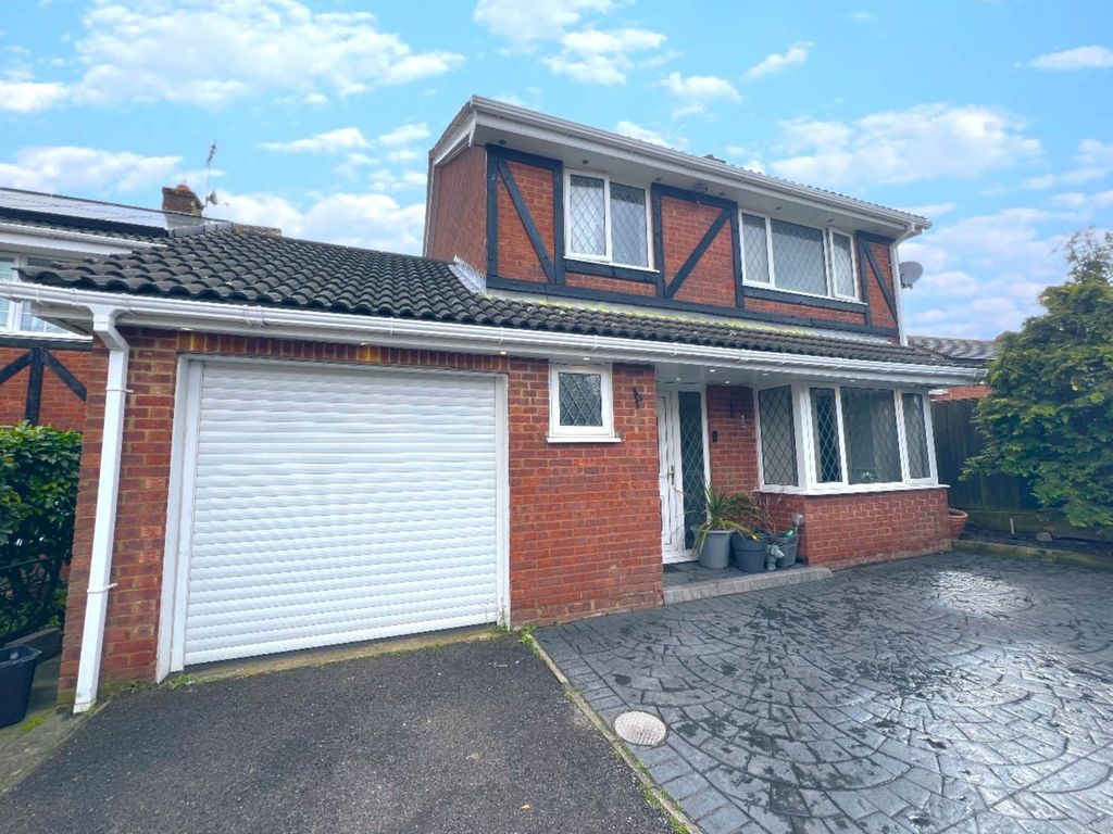 5 bed detached house to rent in Swan Mead, Luton LU4, £2,495 pcm Zoopla