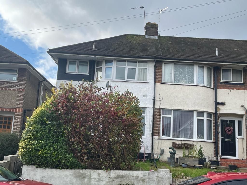 3 bed semidetached house to rent in Somerset Avenue, Luton LU2, £1,500