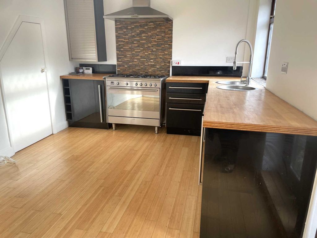 3 bed semidetached house to rent in Mount Road, Lanesfield WV4, £1,000