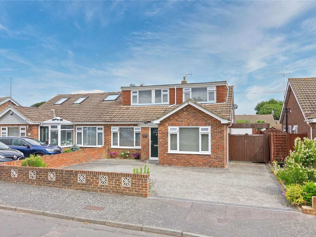 4 bed bungalow for sale in Chegworth Gardens, Tunstall, Sittingbourne