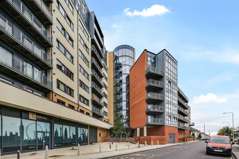 2 bed flat to rent in Gabrielle House, Gants Hill IG2, £1,899 pcm Zoopla