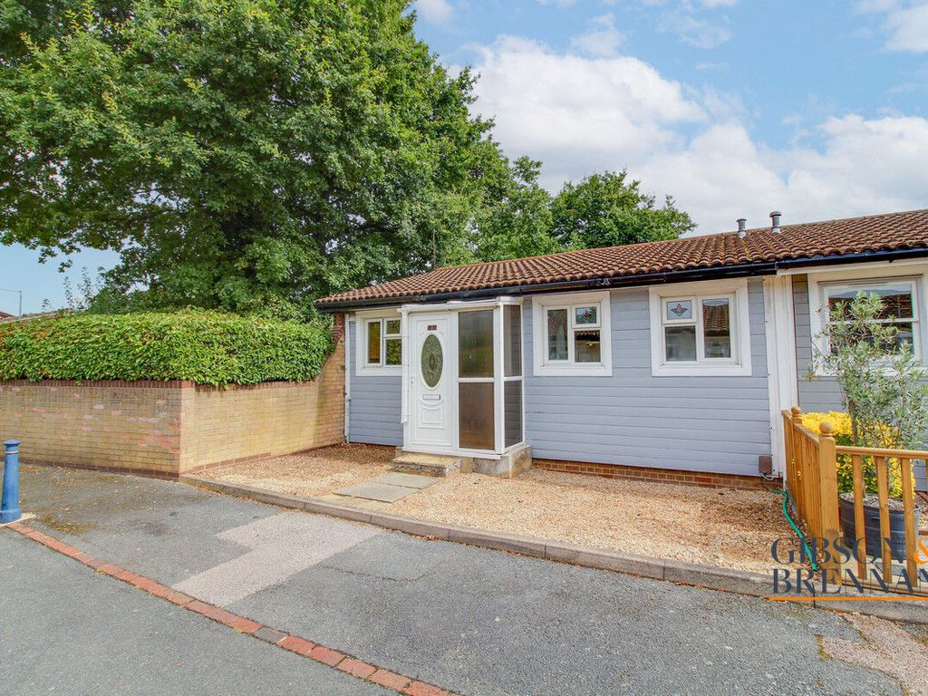 2 bed bungalow to rent in Holgate, Basildon SS13, £1,400 pcm Zoopla