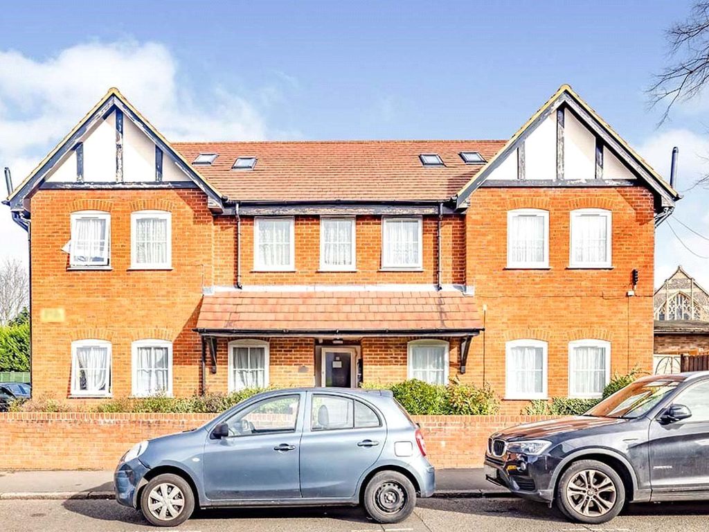2 bed flat to rent in Harwoods Road, Watford, Hertfordshire WD18, £