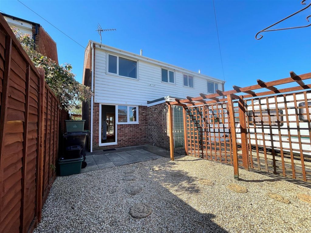 3 bed semidetached house to rent in Foley Road, Newent